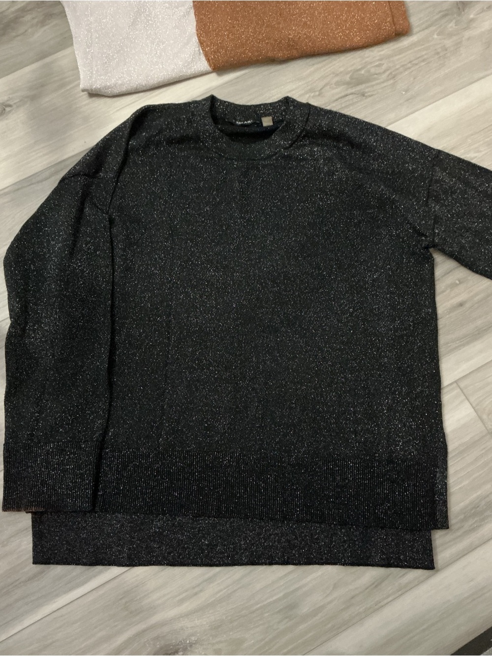 Five size medium sweaters - Picture 4 of 6